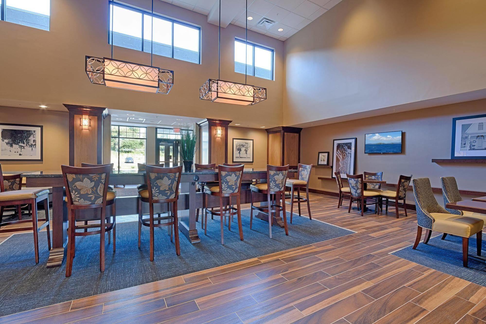 Hampton Inn & Suites Cazenovia, Ny Екстериор снимка